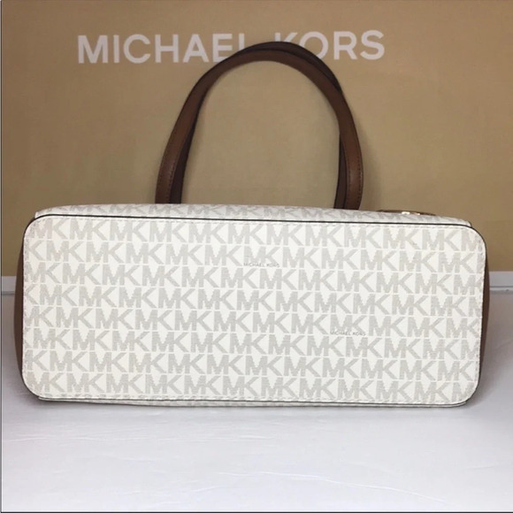 Michael Kors Charlotte LG TZ Tote
Vanilla Leather - Picture 5 of 9